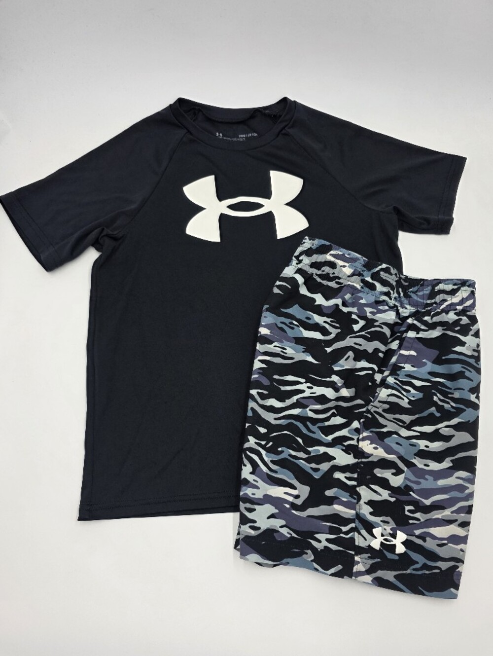 Under Armour boys' black logo tee and coordinating shorts size S